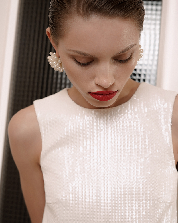 Топ с пайетками белый